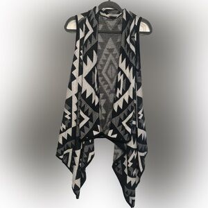 Women's Say What Sleeveless Cardigan Size M Black & White Aztec Design (jn19)